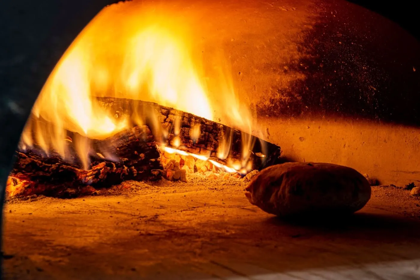 Il forno a legna acceso